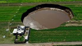 Oamenii de știință încearcă să dezlege misterul unui crater gigantic, cu diametrul de 60 de metri, apărut peste noapte în Mexic